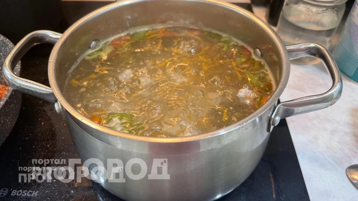 Больше не трачу время на снятие пены: этот простой кулинарный лайфхак делает бульон идеально прозрачным