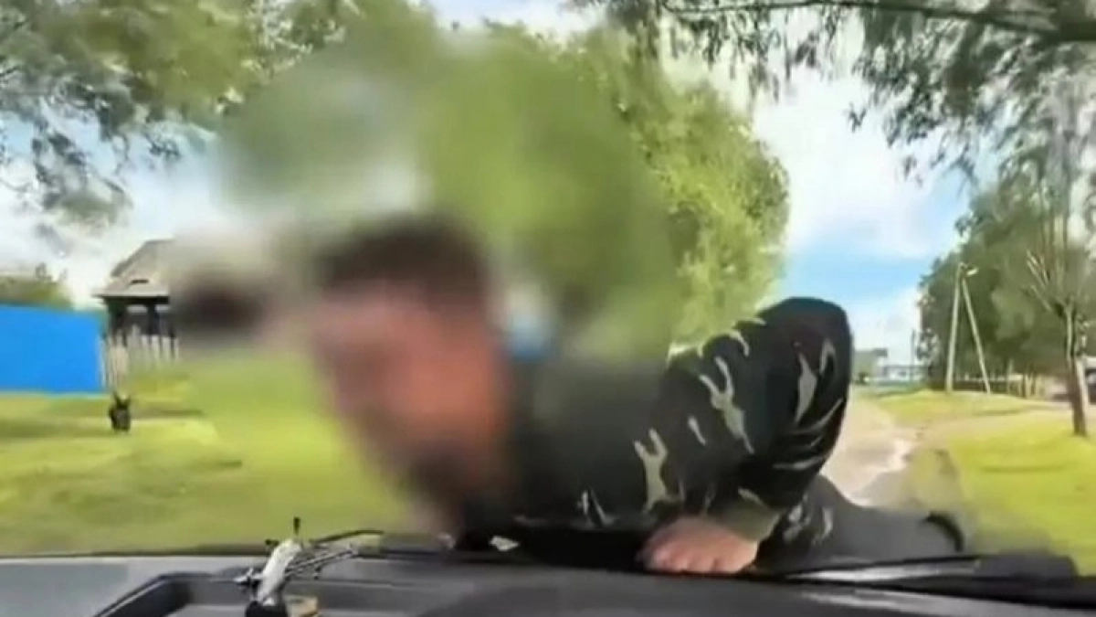 Перевозила человека на капоте: блогершу из Батыревского района ждет наказание