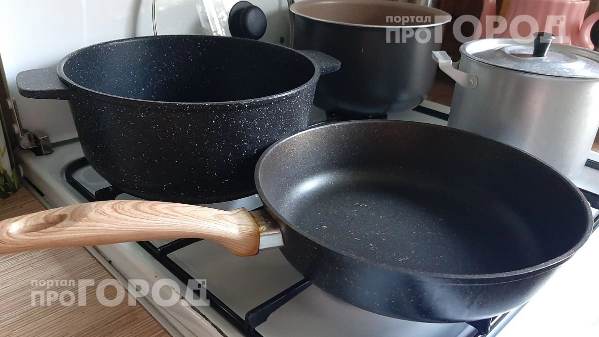 Больше не тру сковородку часами: два чайных пакетика растворяют самый старый нагар за пару минут в кипятке