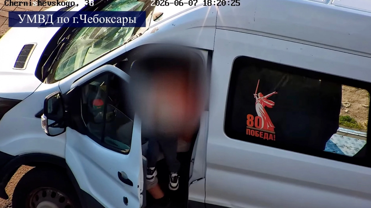 Водитель микроавтобуса в Чебоксарах прокатил ребенка, посадив его на колени