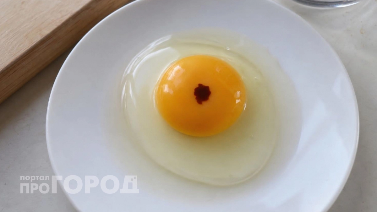 Увидела в желтке коричневое пятно – можно ли есть такое яйцо?