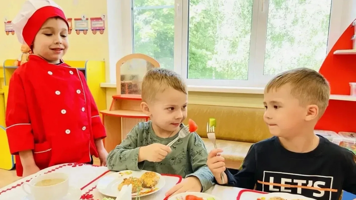 Огурцы, помидоры и витсалаты: в детсадах Чебоксар ввели новое летнее меню