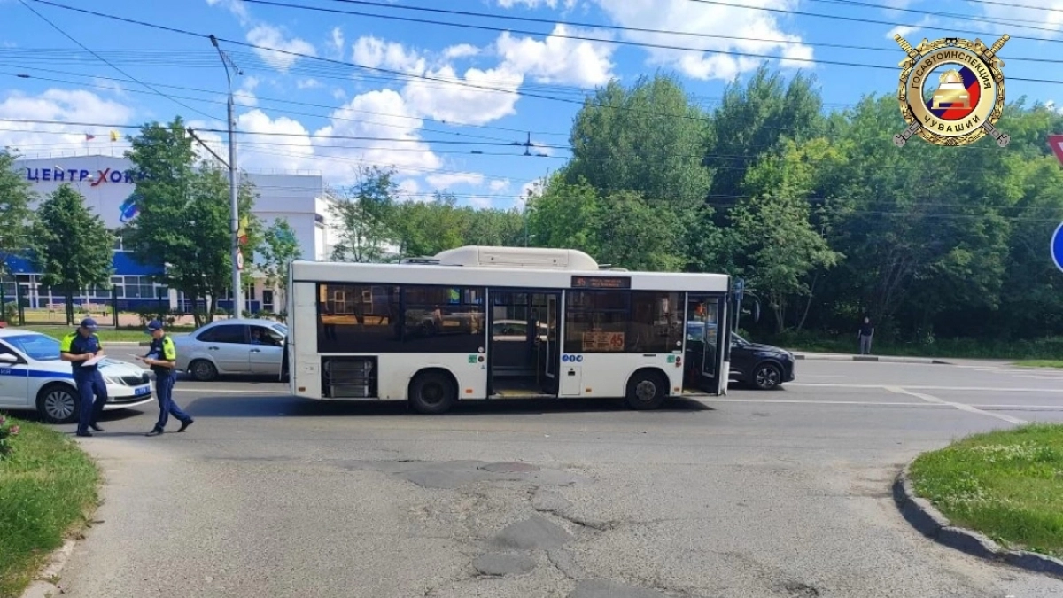 Две пассажирки получили травмы в салоне автобуса № 46 в Чебоксарах