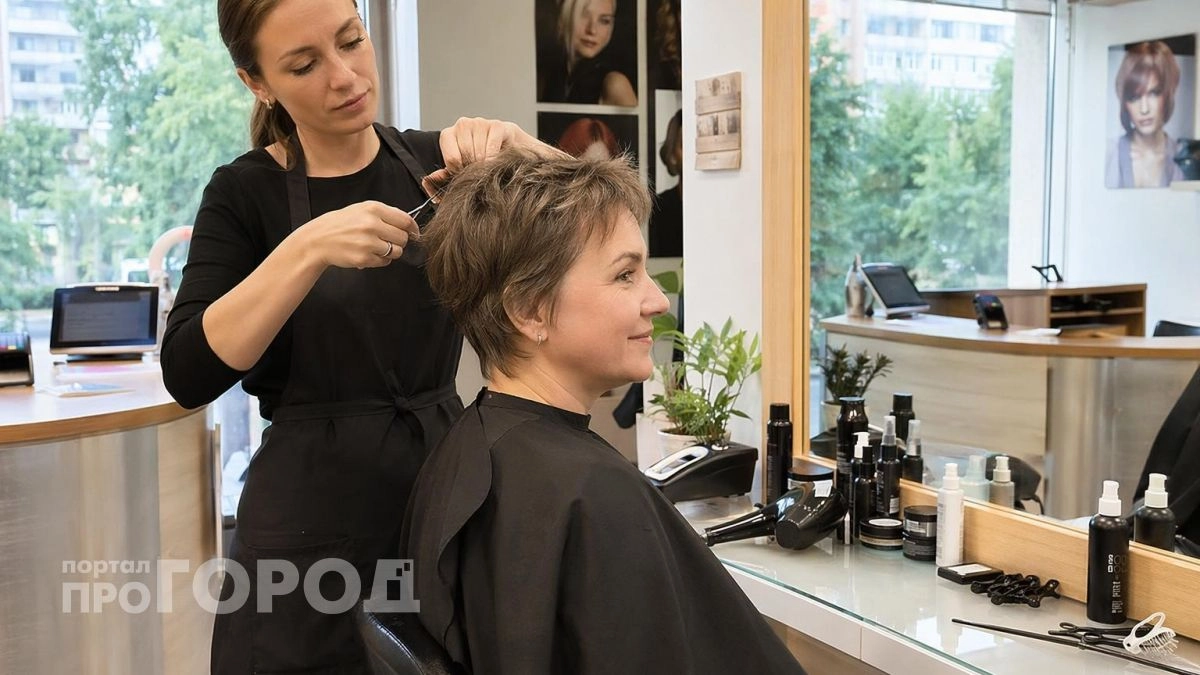 Забудьте про косметолога: эти пять вариантов стрижек визуально сотрут с вашего лица лишние десять лет