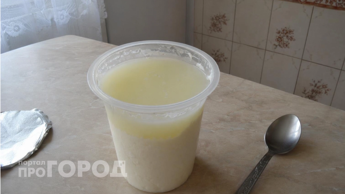 Почему у йогурта отделяется сыворотка и можно ли такой есть
