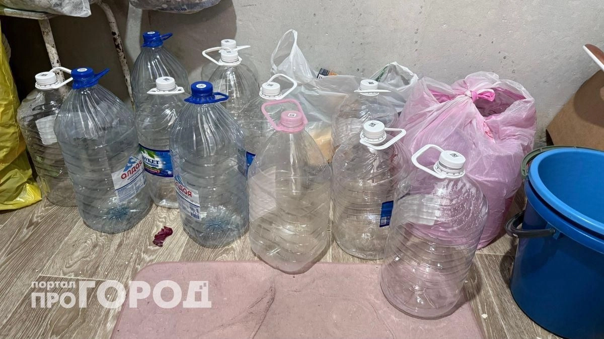 Хватит выбрасывать пятилитровые бутылки: превращаю их в удобные органайзеры для идеального порядка в шкафу