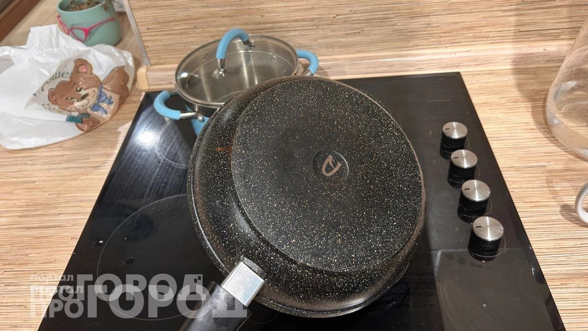 Хватит оттирать сковородку часами: этот простой трюк растворяет многолетний нагар без лишних усилий