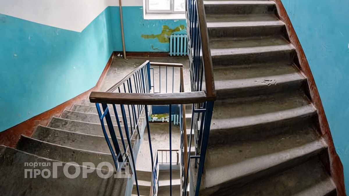 Дедушка рассказал, почему раньше в СССР подъезды красили в синий и зеленый цвета