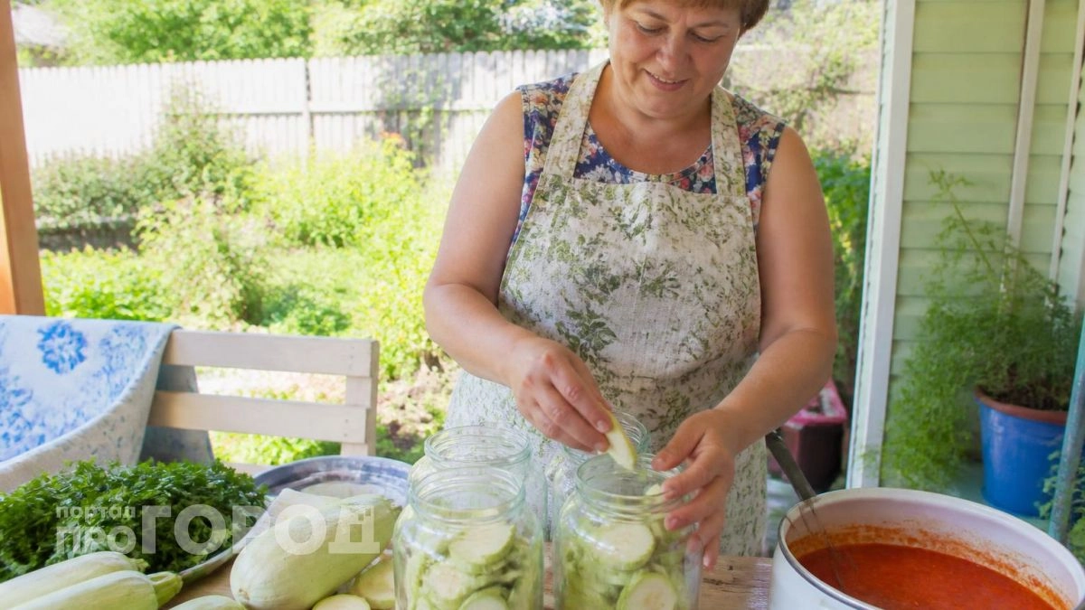 Кабачки уходят влет: сочная и хрустящая закуска уже на следующий день без лишних хлопот 