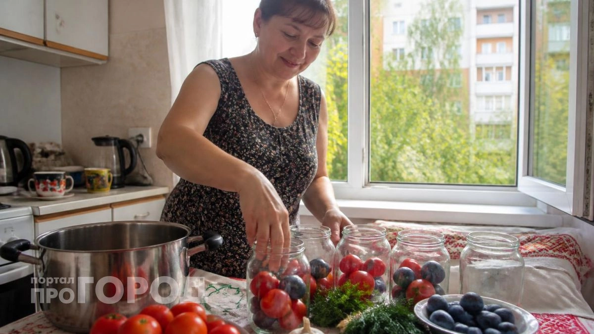 Никогда не ела такой вкуснятины: закатываю помидоры вместе со сливами на зиму