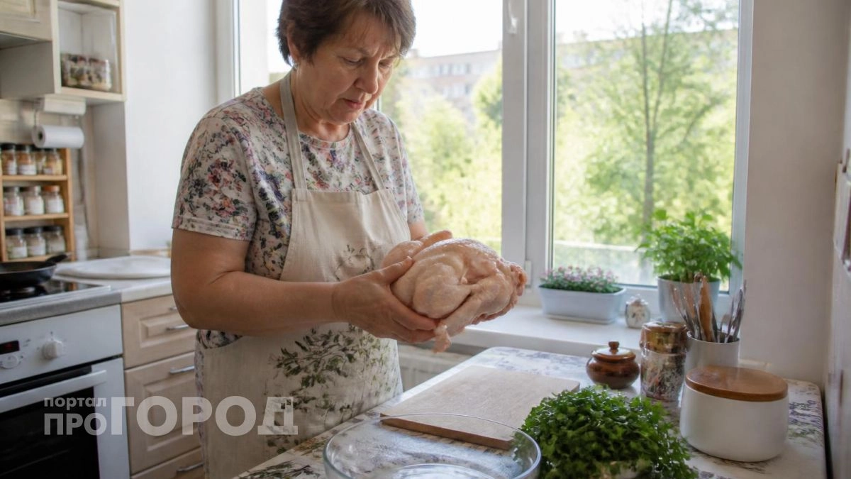 Бабушка научила удалять вредную "химию" из магазинной курицы одним действием: все намного проще, чем вы думали