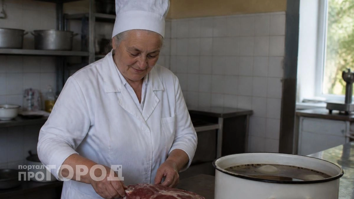 Бывшая повариха из советской столовой рассказала, в чем они замачивали мясо: становится нежным и мягким