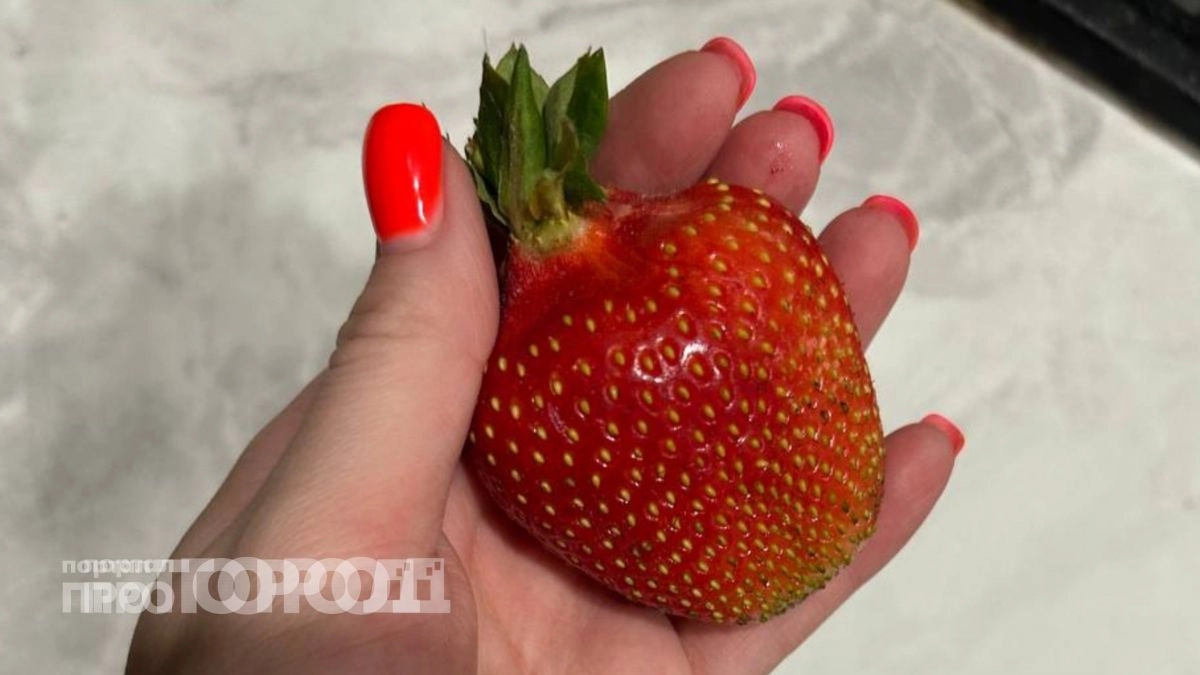 Клубника станет сладкой как мед: простой настой под куст – и соседи удивятся аромату через забор