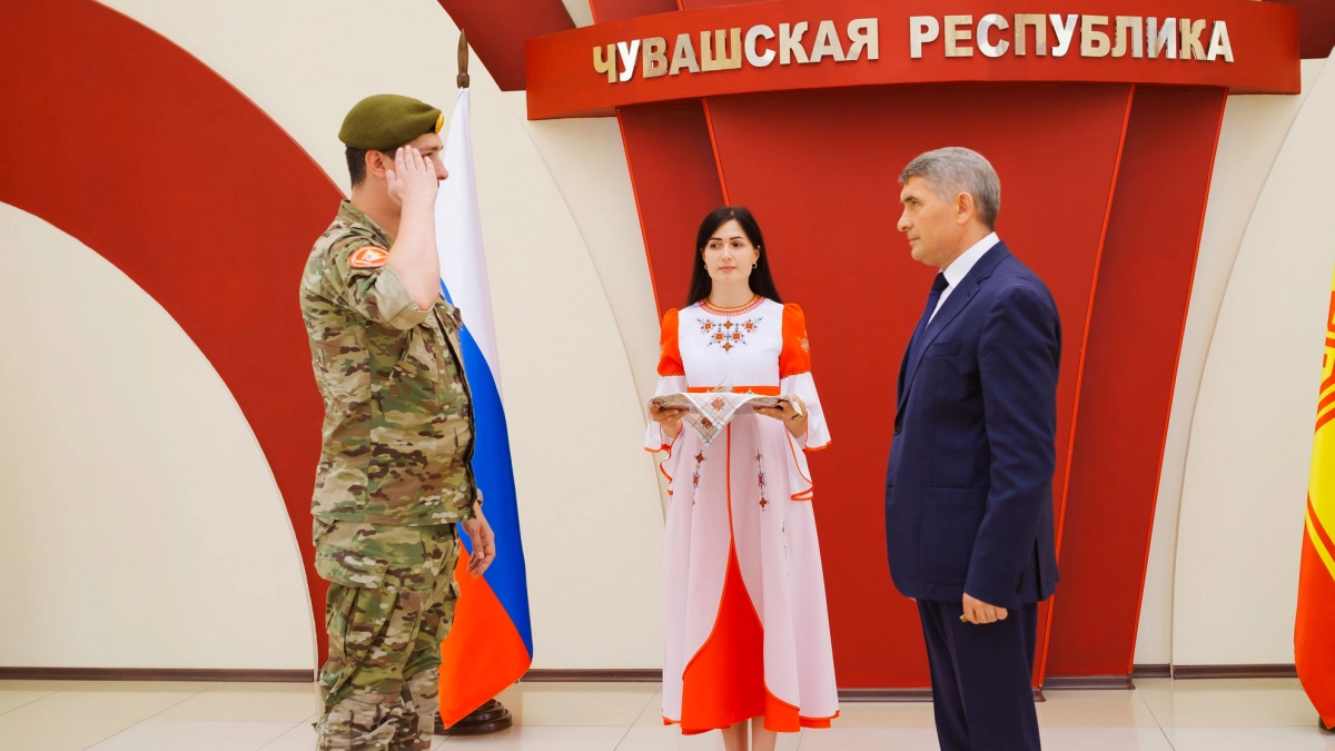 Олег Николаев вручил награды жителям Чувашии перед Днем Республики