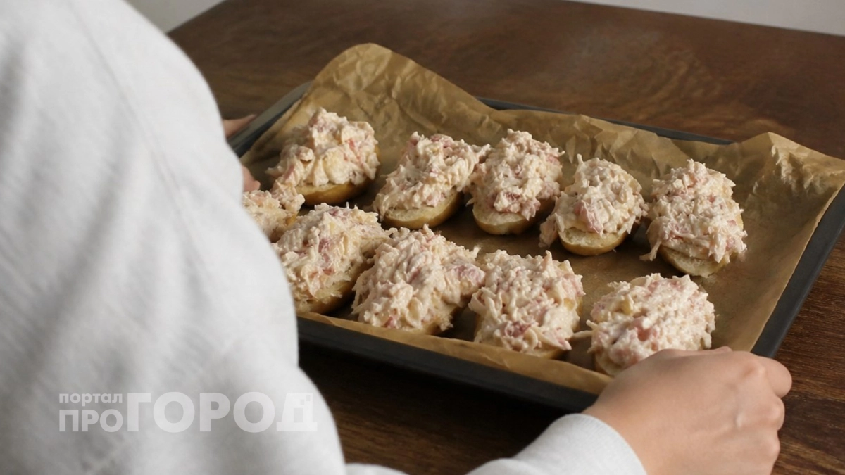 Эта низкокалорийная намазка улетает со стола первой: нужны любые крабовые палочки и 10 минут времени