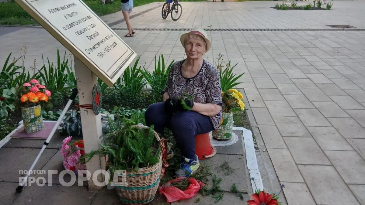Семь лет пенсионерка из Чебоксар каждый день ухаживает за мемориальным уголком 