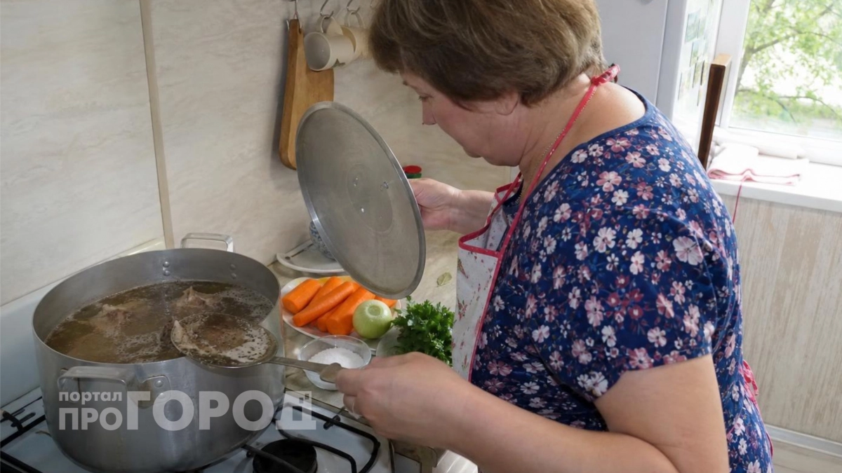 Шеф-повар поставил жирную точку в спорах: сливать ли первую воду при варке мясного бульона
