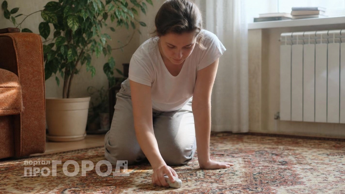 Проведите по ковру этим предметом – и грязи как не бывало: самый быстрый способ очистить покрытие как в химчистке