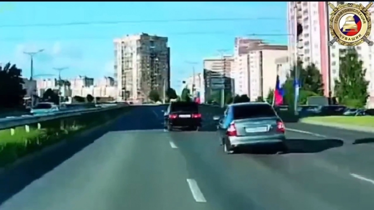 Двух молодых чебоксарцев задержали за агрессивную езду и неуважение к российскому флагу