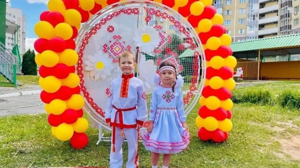 В детсадах Чебоксар прошли дефиле национальных костюмов с рассказами о традициях