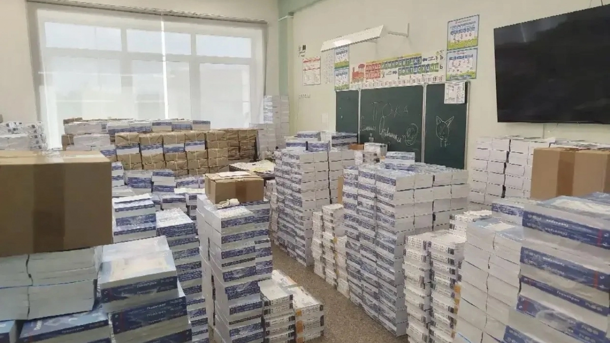 В Чувашию приехали 28 фур учебников за десятки миллионов рублей