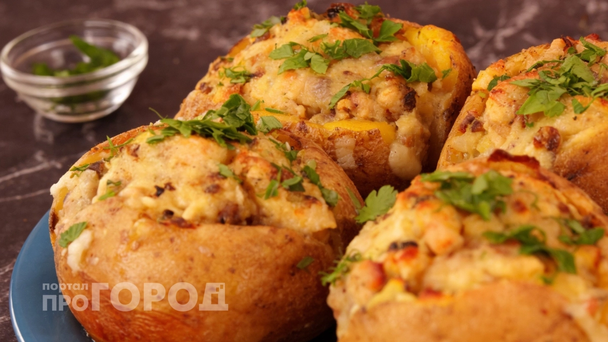 Делаю картошку, как в «Крошке Картошке», дома за 10 минут: несколько начинок из того, что есть в холодильнике