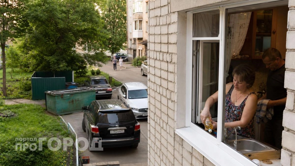 Заливаю стакан подсолнечного масла в слив раковины перед отъездом: спустя неделю забыла о неприятном запахе