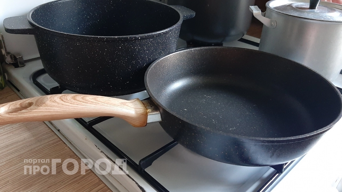 Просто кладу на сковороду бумажные полотенца, и нагар сходит кусками