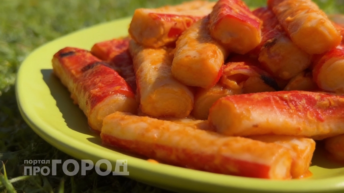 Делаю бомбически вкусные крабовые палочки на огне: готовятся пока прогорают угли – нежные как настоящий краб 