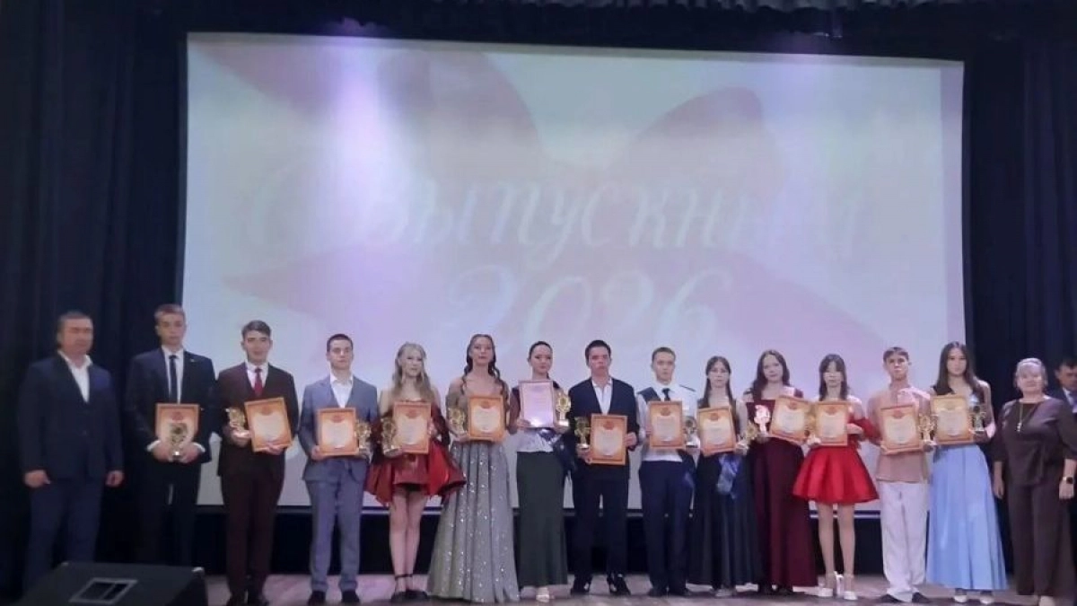 В Ядрине на выпускном балу чествовали 29 медалистов округа