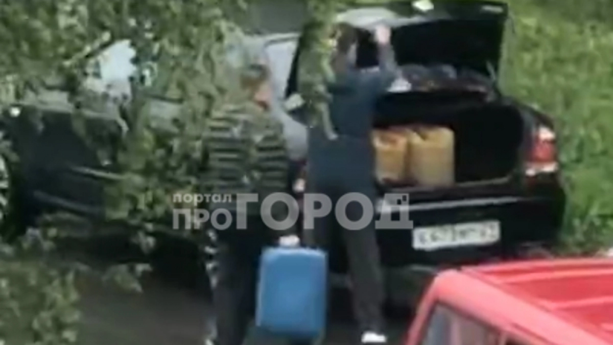 Топливный скандал у стен больницы: житель Чебоксар заметил подозрительные манипуляции с канистрами из казенного гаража, идет проверка