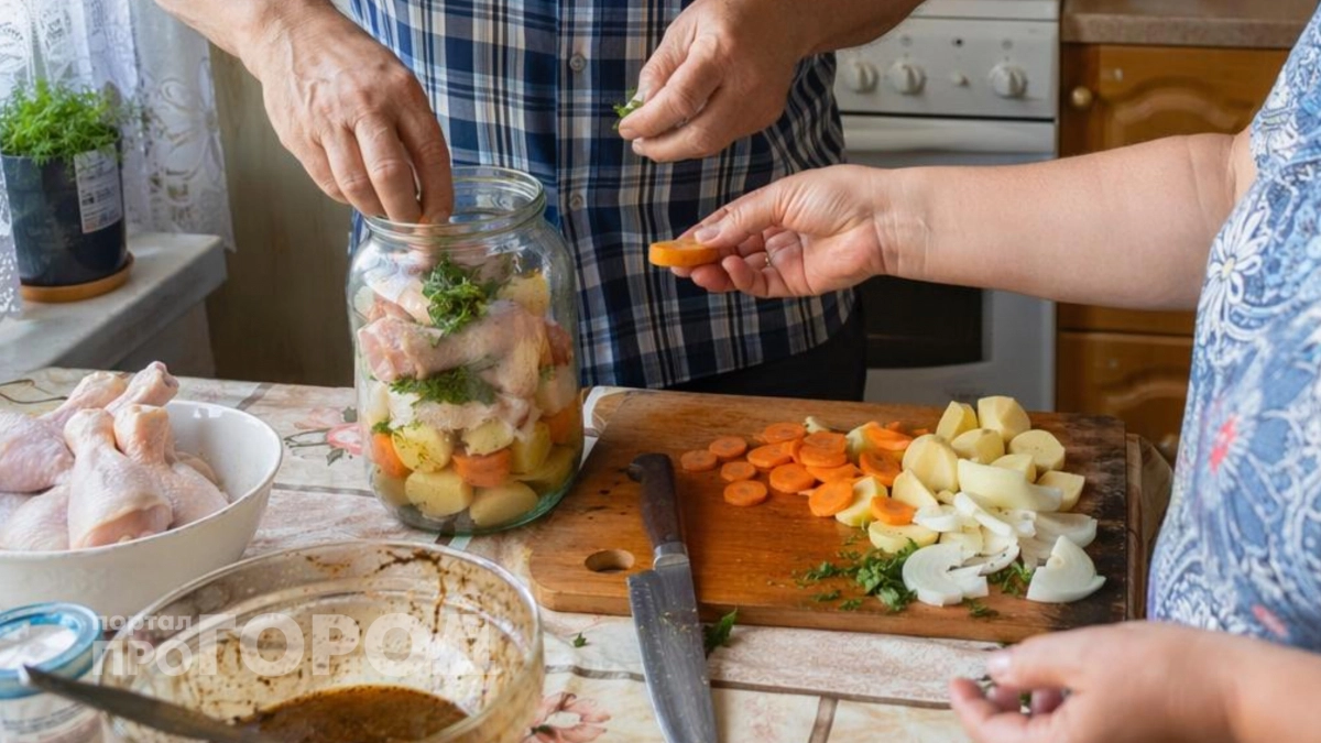 Просто закидываю курицу в банку – и ужин готовится сам: мясо получается томленное и сочное