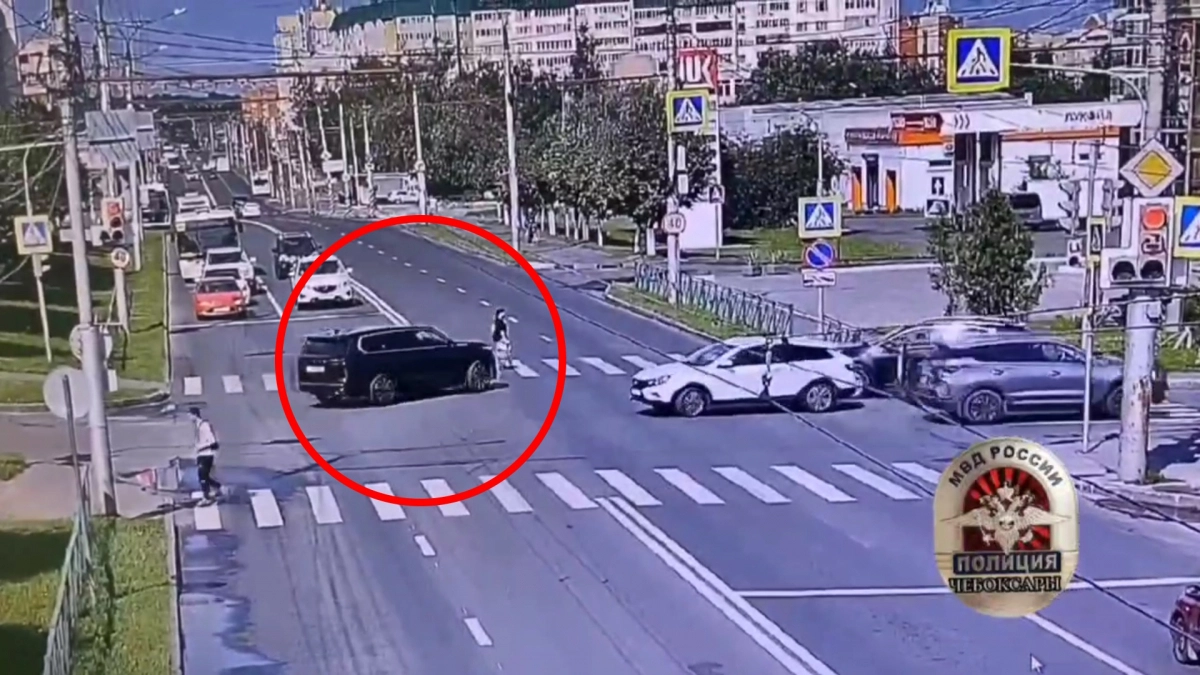 В Чебоксарах водитель кроссовера сбил девушку на пешеходном переходе