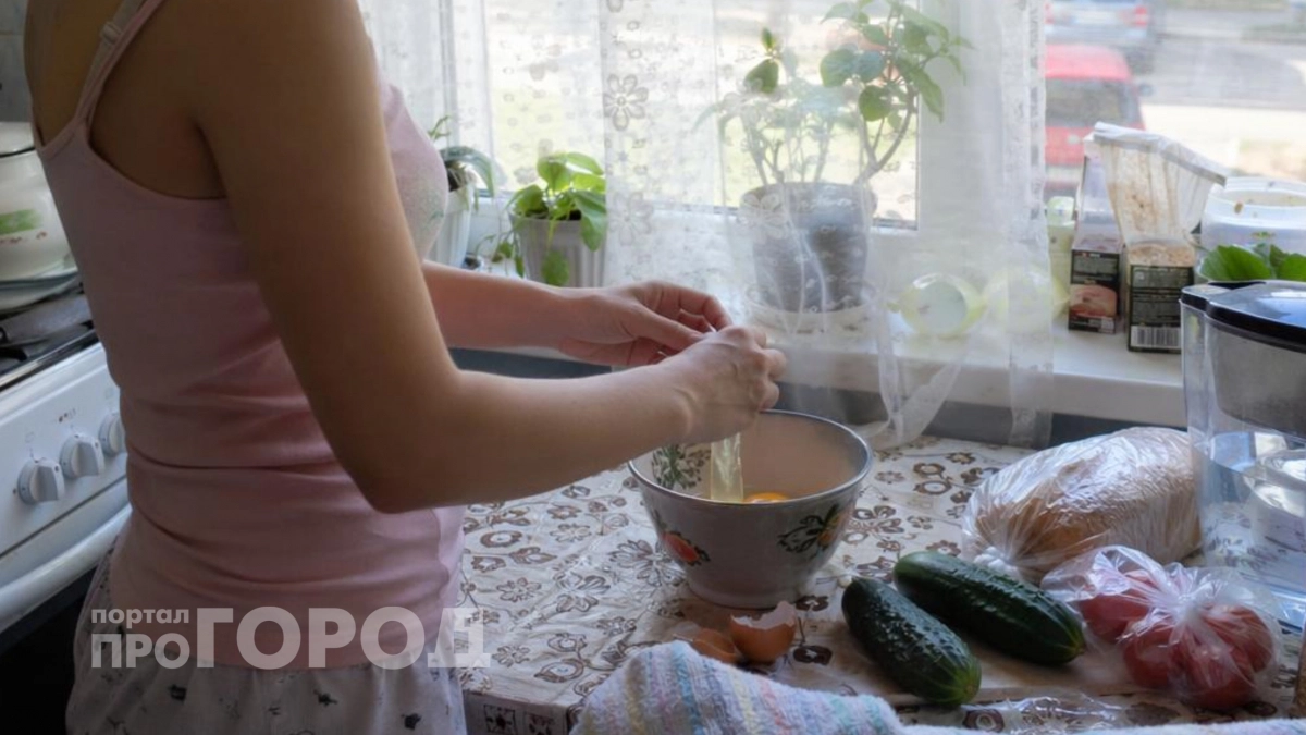 Я перестала ловить скорлупу в омлете: как разбивают яйца профессиональные повара 