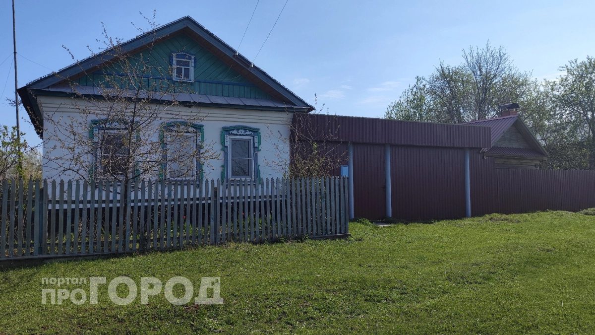 Продлил жизнь деревянному забору еще на 30 лет: выглядит лучше, чем железный у соседа 