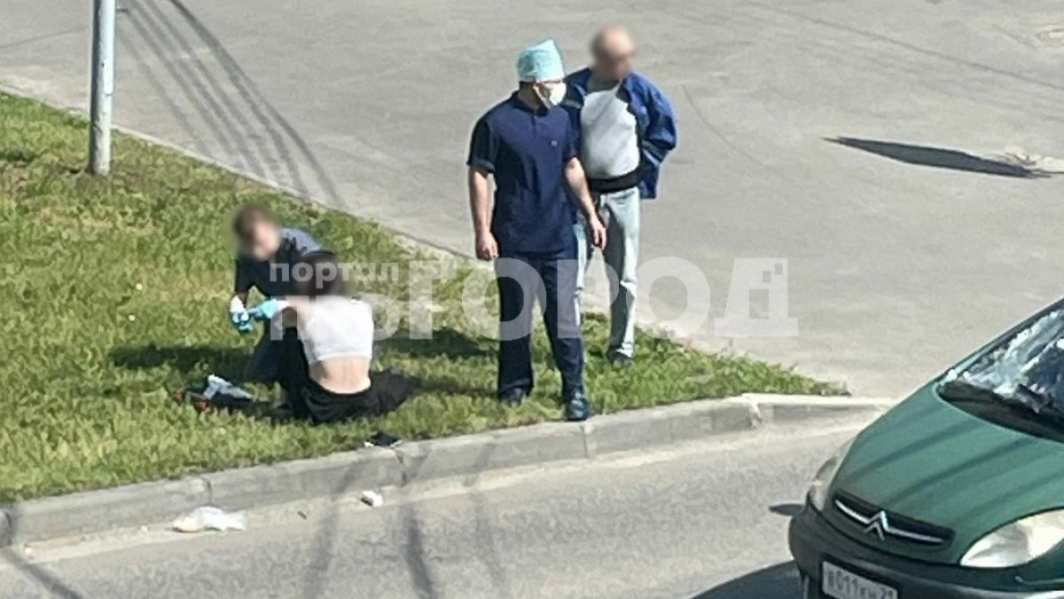 В Чебоксарах "Ситроен" сбил девушку на пешеходном переходе: ей оказали медицинскую помощь
