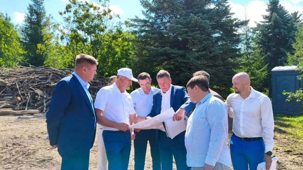 В Парке Победы демонтируют старую лестницу и покрытие пешеходных зон