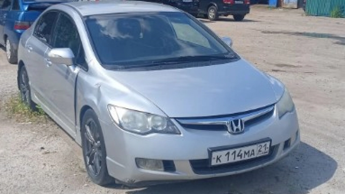 В Чебоксарах на проспекте Мира обнаружили стоянку с брошенными автомобилями