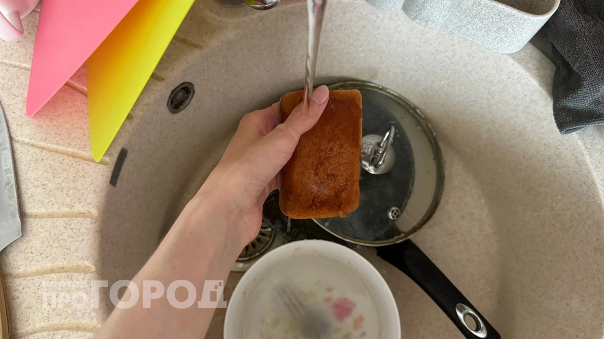 Губка этого цвета портит вашу посуду раз за разом: проверьте свою