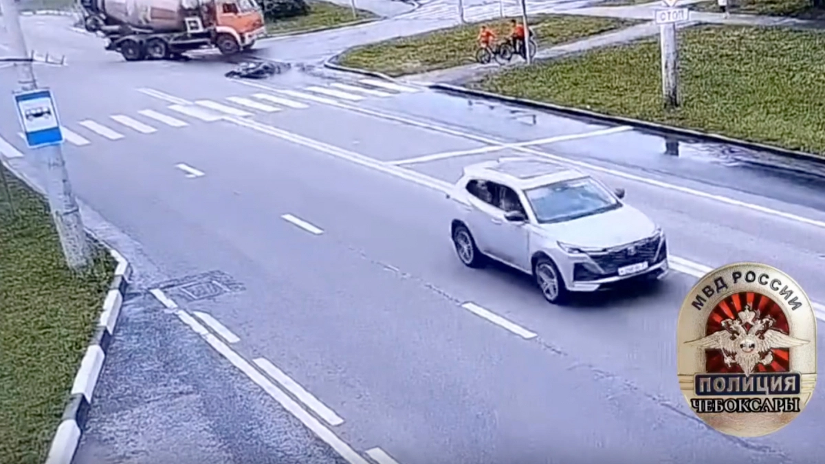 В Чебоксарах КамАЗ столкнулся с мотоциклистом