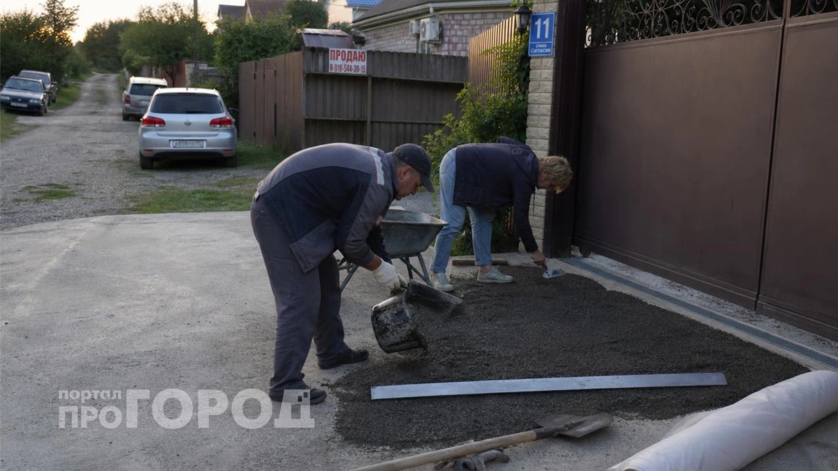 Забудьте про дорогущий асфальт и бетон на въезде перед воротами: узнал два способа и залил площадку самым дешевым