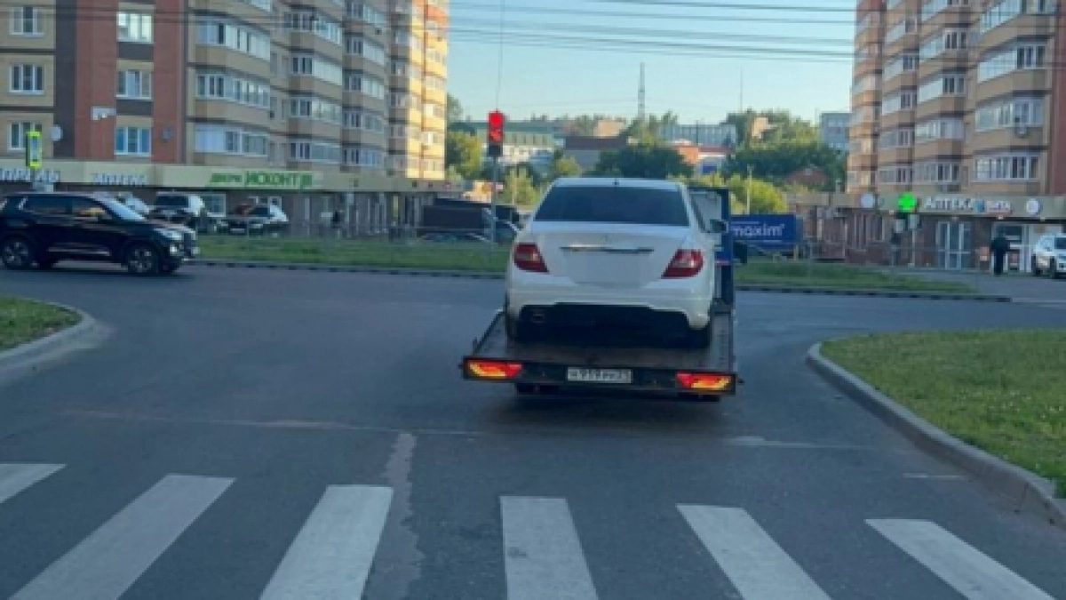 Ночная прогулка на Mercedes в кругу подвыпивших друзей обернулась для чебоксарки неприятностями