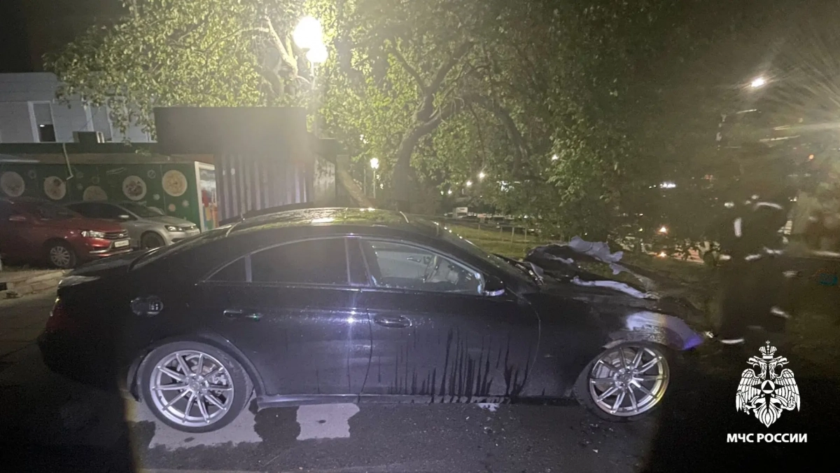На парковке у дома в Чебоксарах загорелся Mercedes