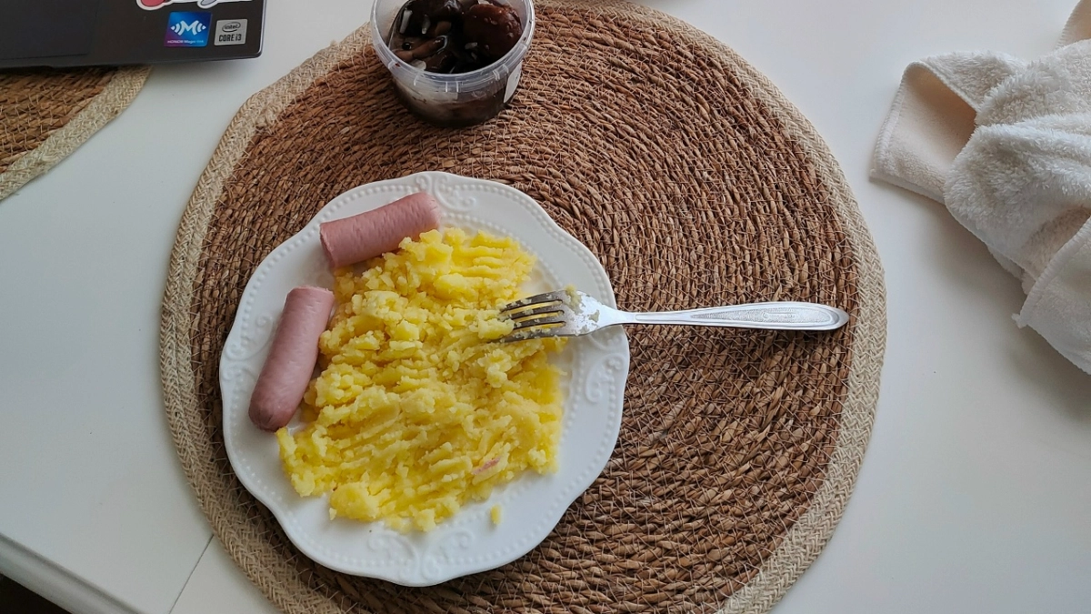 Умелые кулинары добавляют в картофельное пюре секретный продукт: блюдо выходит воздушным и мягким, как пух — не сливки, и не сметана