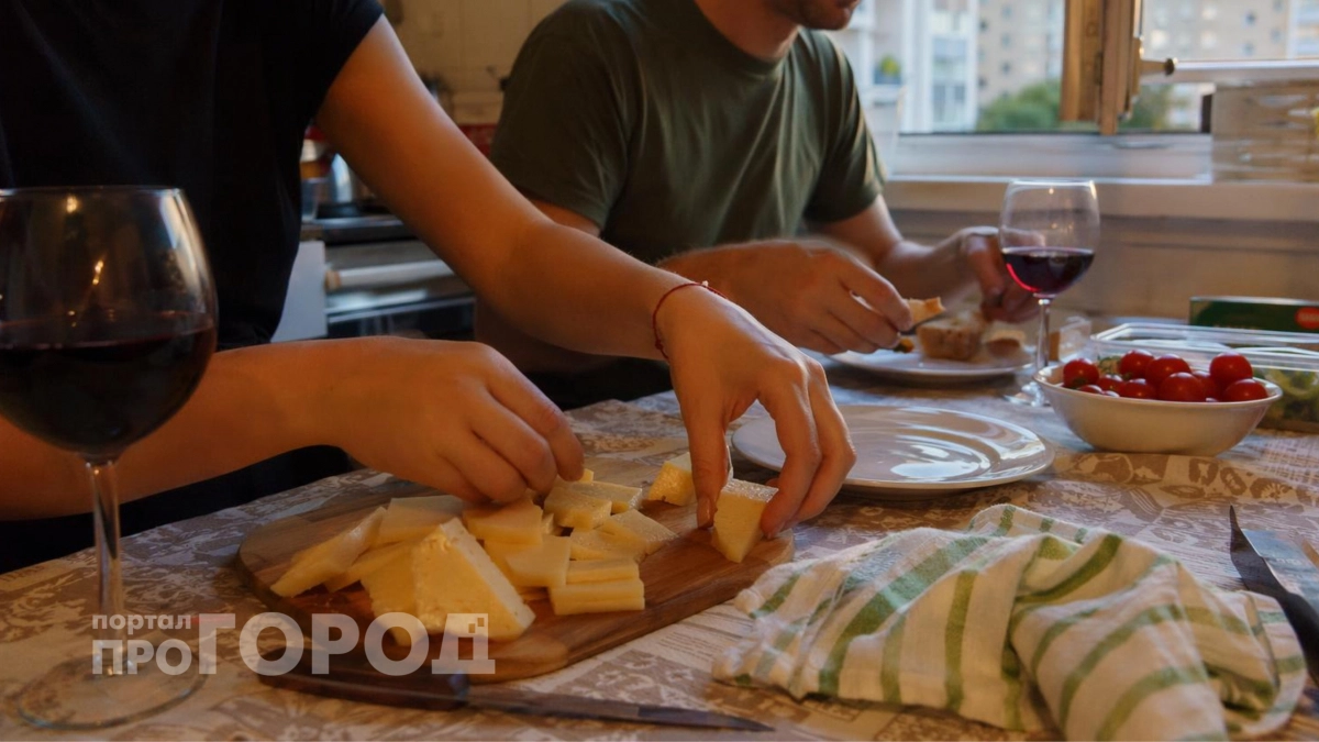 Московские гости не почуяли подвоха: угощаю их копеечным пармезаном из любимого магазина – они думают это элитный сыр