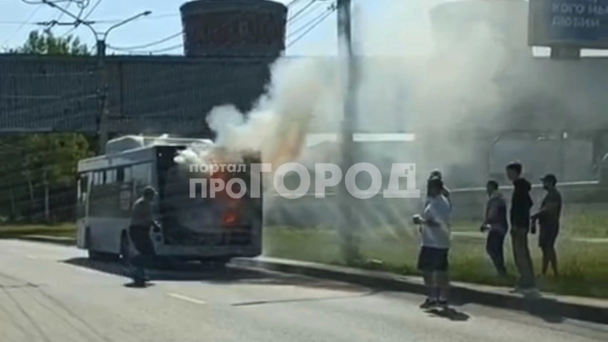 На Марпосадском шоссе задымился автобус: были видны языки пламени