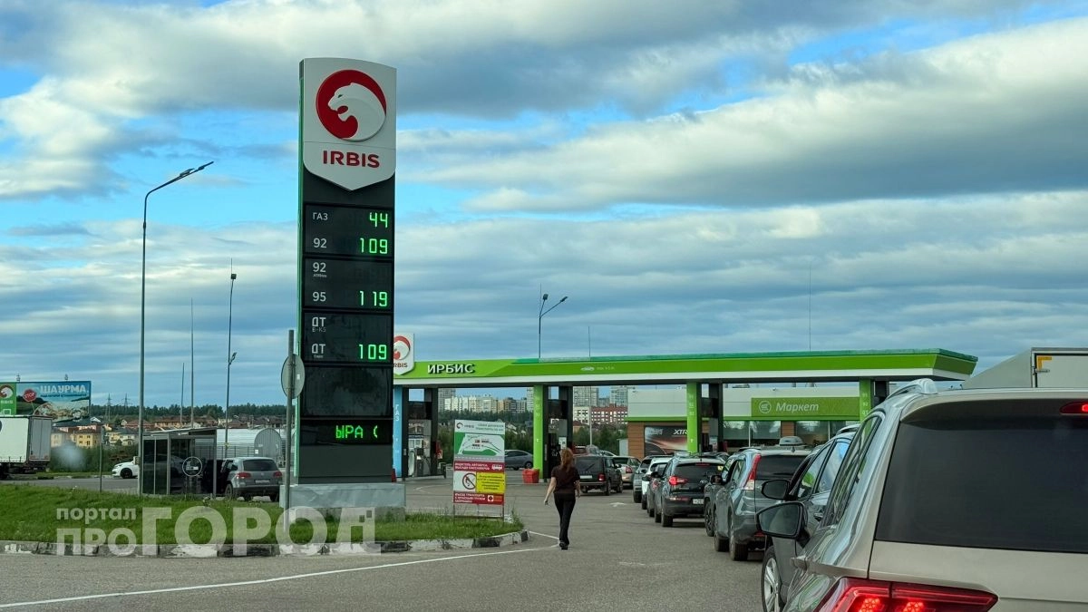 Постоять в очереди, продать место и составить компанию: какие "услуги" предлагают стоящим на АЗС чебоксарцам