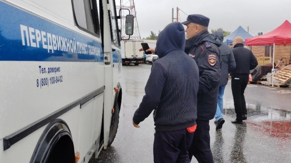 В Чебоксарах полиция устроила массовый рейд по рынкам, кафе и хостелам
