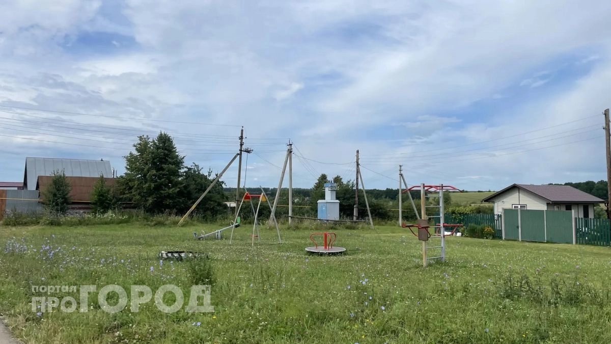 В деревне Орбаши спорят из-за строительства детской площадки за 7 миллионов: "Сначала бы сделали дорогу, чтобы к людям скорая доехать могла"