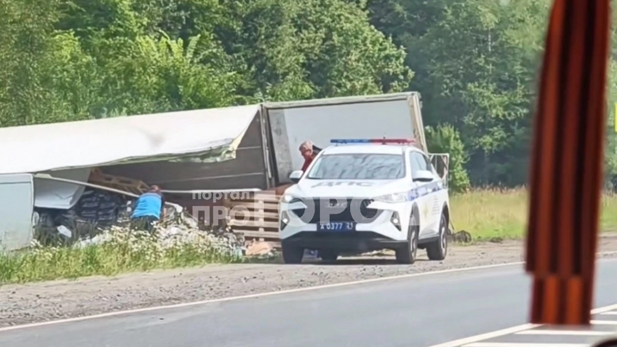 На трассе М-7 в Чувашии фура съехала в кювет и перевернулась